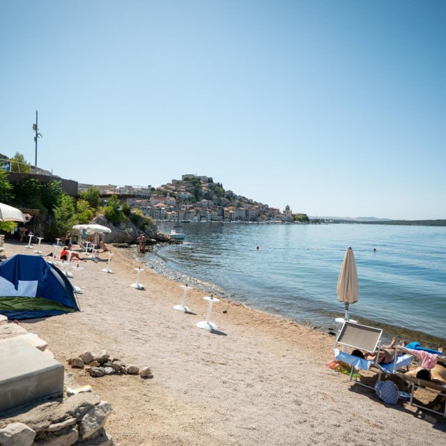 <p>Gradska plaža Banj u &Scaron;ibeniku/ilustracija</p>