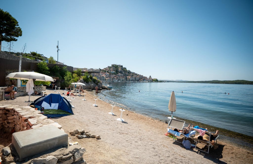 <p>Gradska plaža Banj u &Scaron;ibeniku/ilustracija</p>