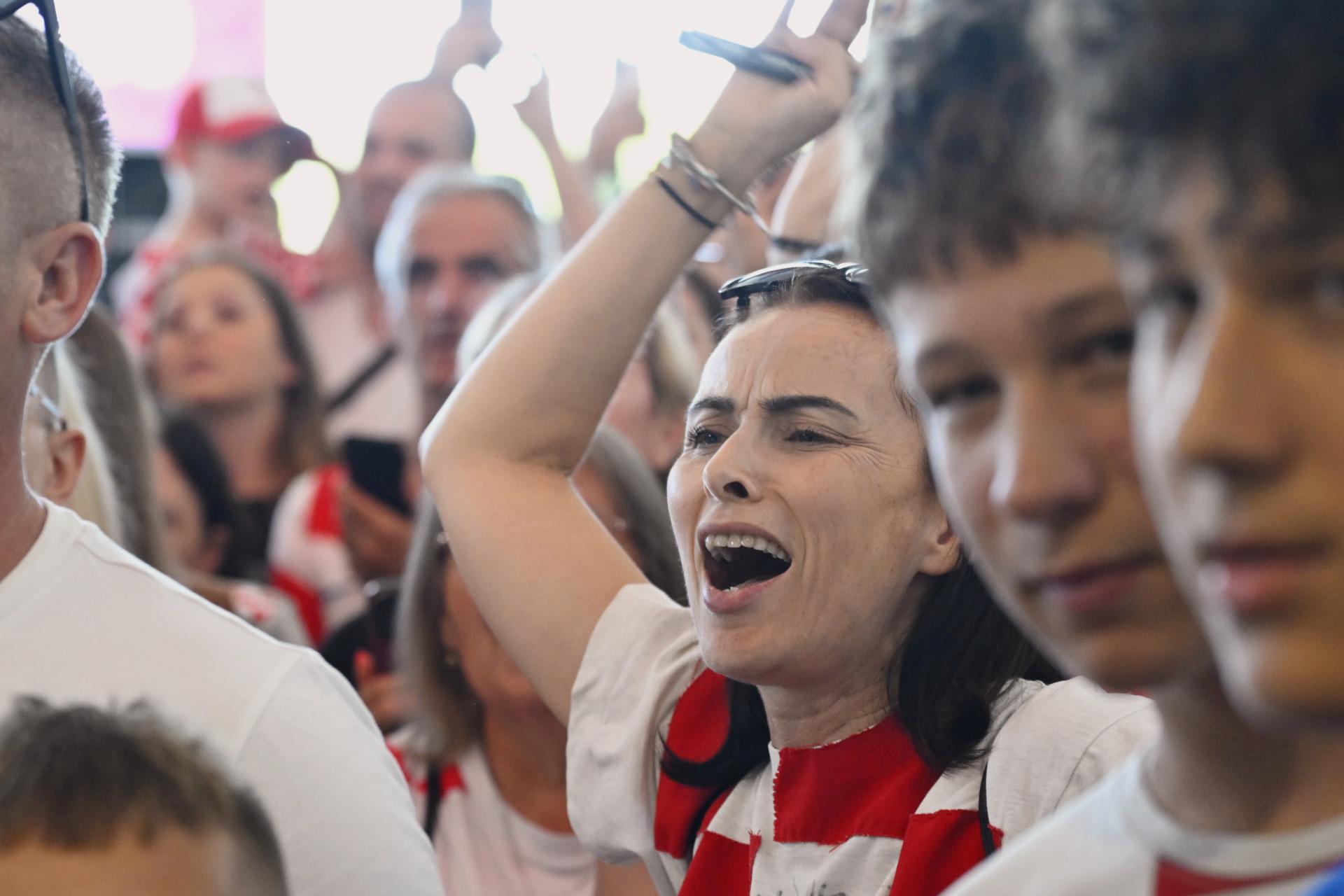 GALERIJA Vatreni sletjeli u Zagreb: navijači se okupili u zračnoj luci, ore se Thompsonovi hitovi