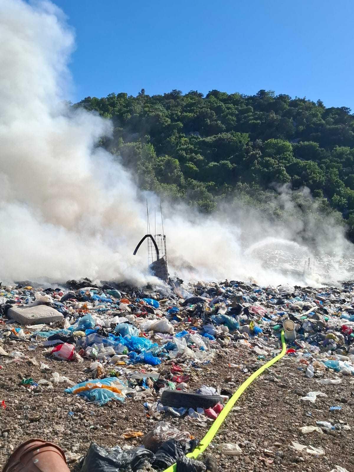Požar na odlagalištu, vatrogasci na terenu
