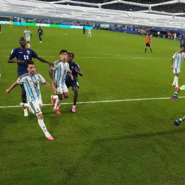 <p>MIAMI GARDENS, FLORIDA - JULY 03: (EDITOR&lsquo;S NOTE: Image was captured using a remote camera inside of the goal.) Emiliano Martinez #23 of Argentina concedes a second goal to Sidny Lopes Cabral #13 of Cabo Verde during the FIFA World Cup 2026 Round of 32 match between Argentina and Cabo Verde at Miami Stadium on July 03, 2026 in Miami Gardens, Florida. Robert Cianflone/Getty Images/AFP (Photo by ROBERT CIANFLONE/GETTY IMAGES NORTH AMERICA/Getty Images via AFP)</p>