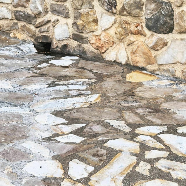 <p>Sadržaj iz crnih jama curi niz ulice i dvori&scaron;ta na Punti Radman</p>