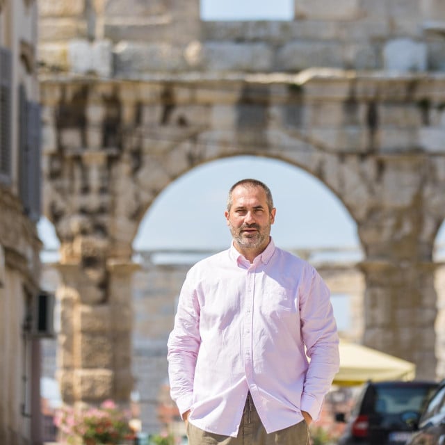 <p>Danijel Pek</p>