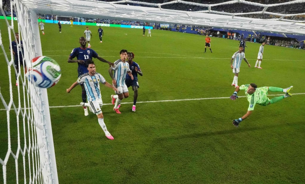 <p>MIAMI GARDENS, FLORIDA - JULY 03: (EDITOR&lsquo;S NOTE: Image was captured using a remote camera inside of the goal.) Emiliano Martinez #23 of Argentina concedes a second goal to Sidny Lopes Cabral #13 of Cabo Verde during the FIFA World Cup 2026 Round of 32 match between Argentina and Cabo Verde at Miami Stadium on July 03, 2026 in Miami Gardens, Florida. Robert Cianflone/Getty Images/AFP (Photo by ROBERT CIANFLONE/GETTY IMAGES NORTH AMERICA/Getty Images via AFP)</p>
