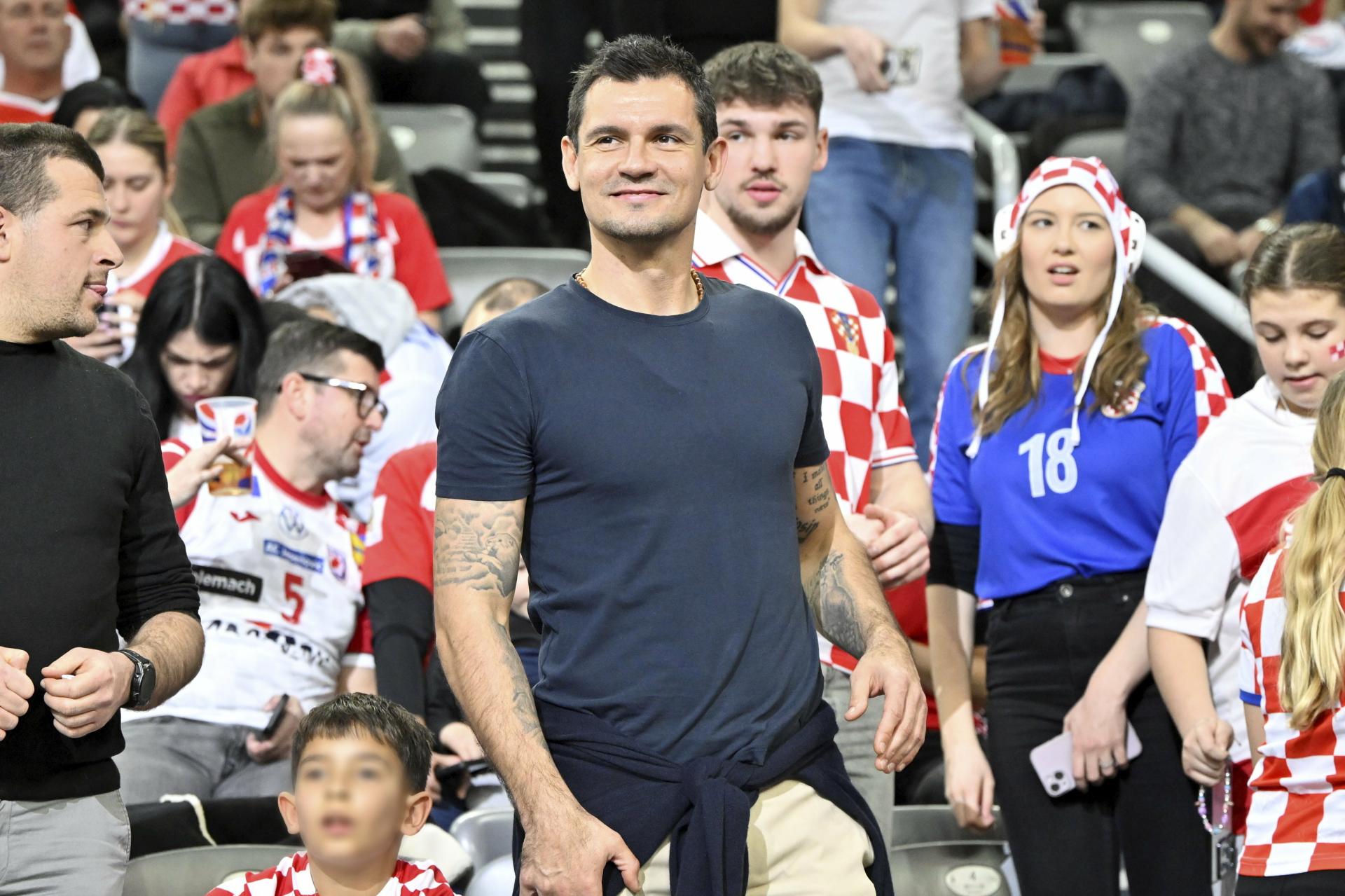 Velika fešta kod Dejana Lovrena, ima razloga za slavlje. Mnogi su lajkali njegovu objavu, stižu čestitke sa svih strana