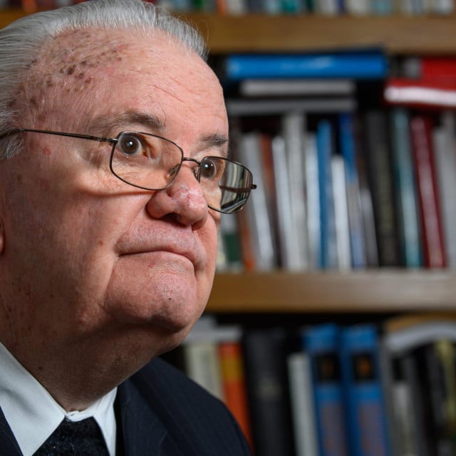 <p>Umirovljeni svećenik don Mile Vidović u svojoj radnoj sobi u svećeničkom domu snimljen 2021. godine</p>