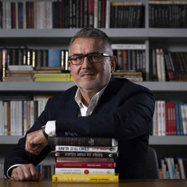 <p>Miro Radalj:&nbsp;Poeziju zapravo nikada nisam prestao nositi u sebi, iako sam je formalno gotovo prestao pisati</p>