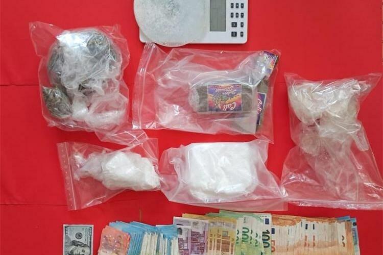 Zadarska policija na A1 zaustavila dvojicu u automobilu, odmah ih je izdao miris, a što su tek imali u tajnom spremištu!