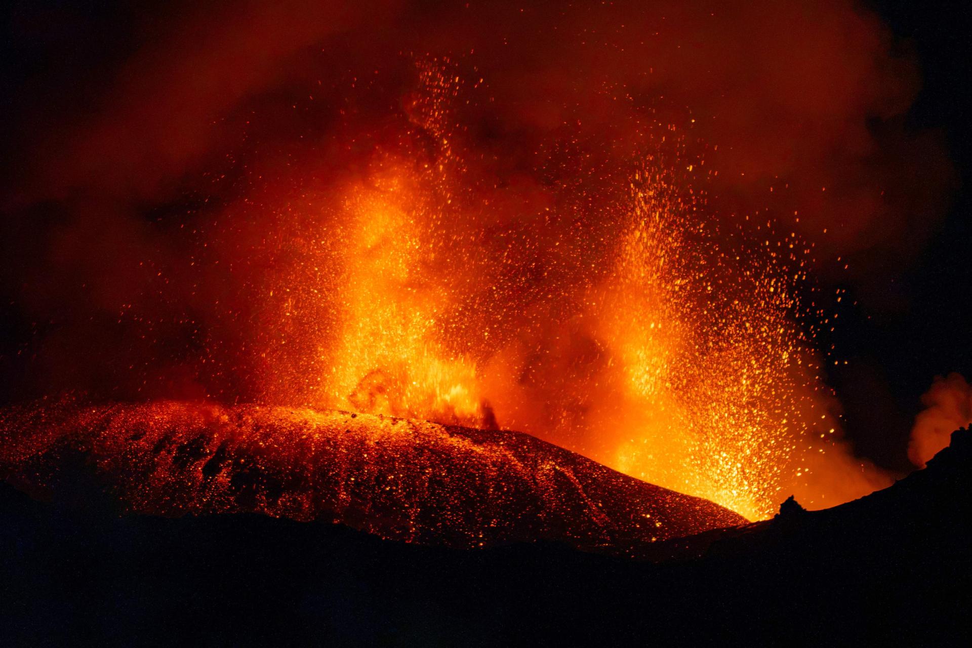 FOTO/VIDEO Erumpirala Etna, obustavljeni svi letovi prema Siciliji!