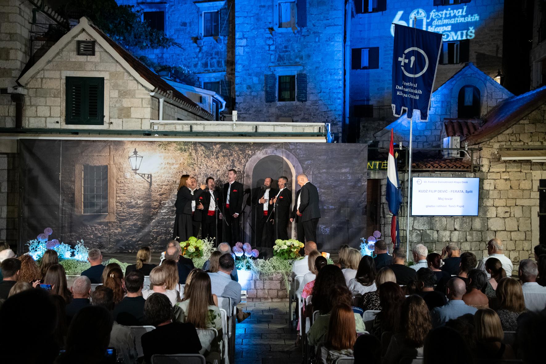 VELIKA FOTOGALERIJA Publika nije dala klapama s pozornice: Dežgracija i Sfida trijumfirale na Večeri mješovitih klapa