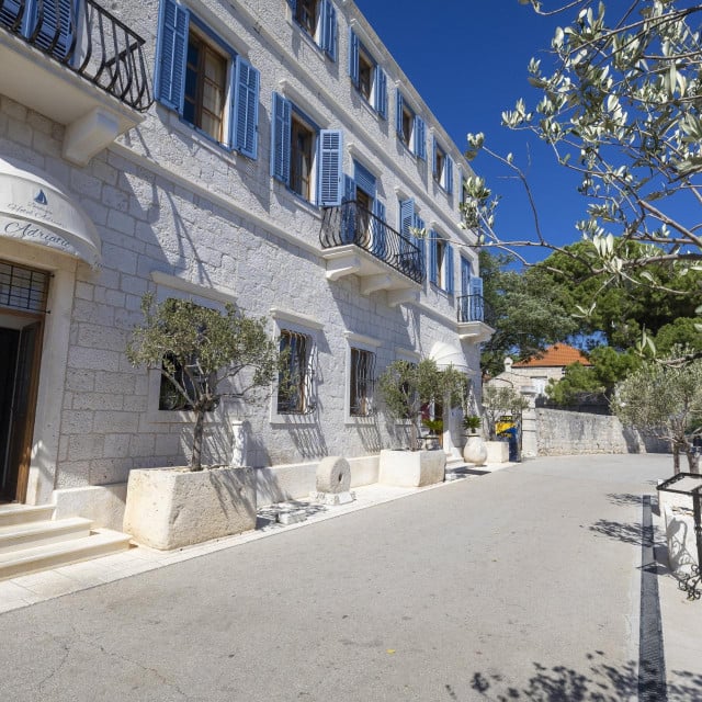 <p>Heritage Hotel Adriatic i obnovljeni restoran Stari kapetan na rivi u Orebicu.<br>