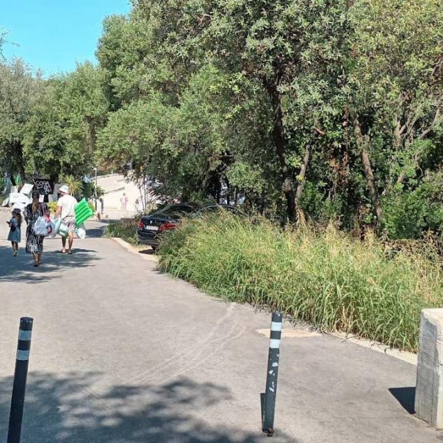 <p>Cesta prema Copacabani i do hotela Valamar President zagrađena je stupićima</p>