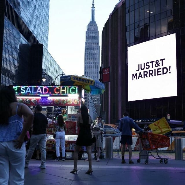 <p>U daljini se vidi Empire State Building dok ljudi fotografiraju divovski ekran na kojem pi&scaron;e &rdquo;JUST&amp;T MARRIED!&rdquo; (T&amp;T za Taylor i Travisa) ispred Madison Square Gardena</p>