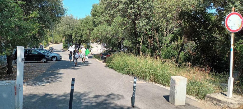 <p>Cesta prema Copacabani i do hotela Valamar President zagrađena je stupićima</p>