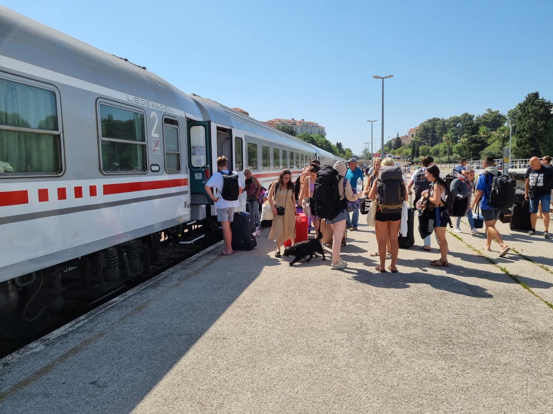 Ovog ljeta vlakom iz Dalmacije prema svim krajevima Hrvatske

po sniženim cijenama