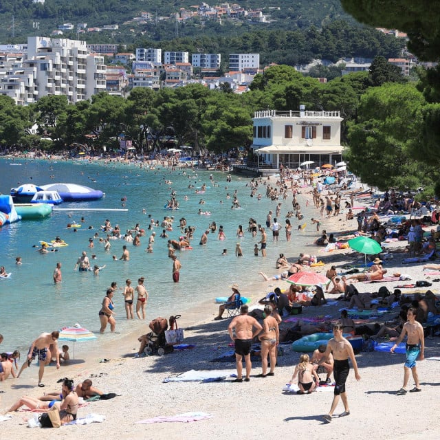 <p>Tijekom lipnja Makarsku je posjetilo vi&scaron;e od 56 tisuća turista koji su ostvarili skoro 263 tisuće noćenja</p>