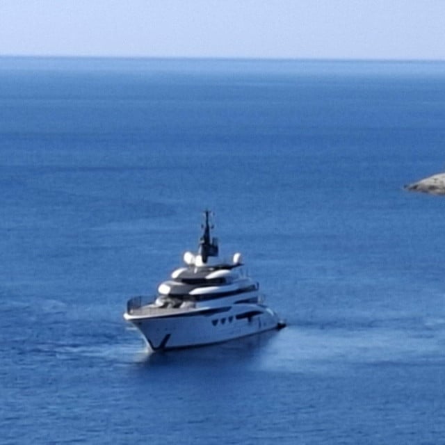 <p>Jahta Ahpo pred Dubrovnikom</p>