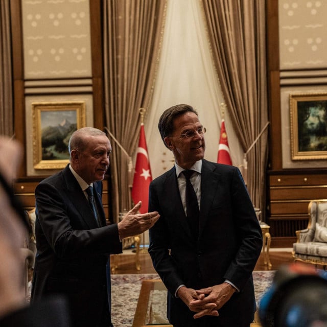<p>Glavni tajnik NATO-a&nbsp;Mark Rutte u dru&scaron;tvu turskog predsjednika&nbsp;Recepa Tayyipa Erdogana čeka dolazak &lsquo;tatice&lsquo;, kako zove Trumpa</p>

<p>&nbsp;</p>