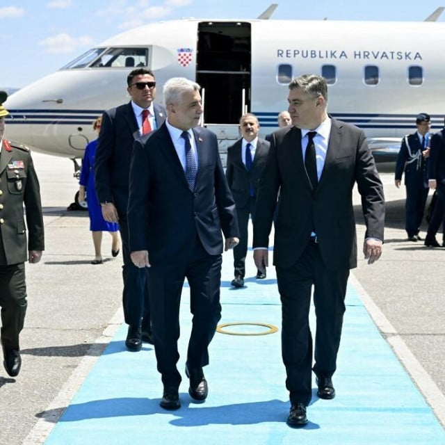 <p>Hrvatskog predsjednika u zračnoj luci kod Ankare dočekao je turski ministar trgovine &Ouml;mer Bolat. To jest ne&scaron;to niži rang nego &scaron;to bi hrvatski predsjednik inače sebi dopustio...&nbsp;</p>