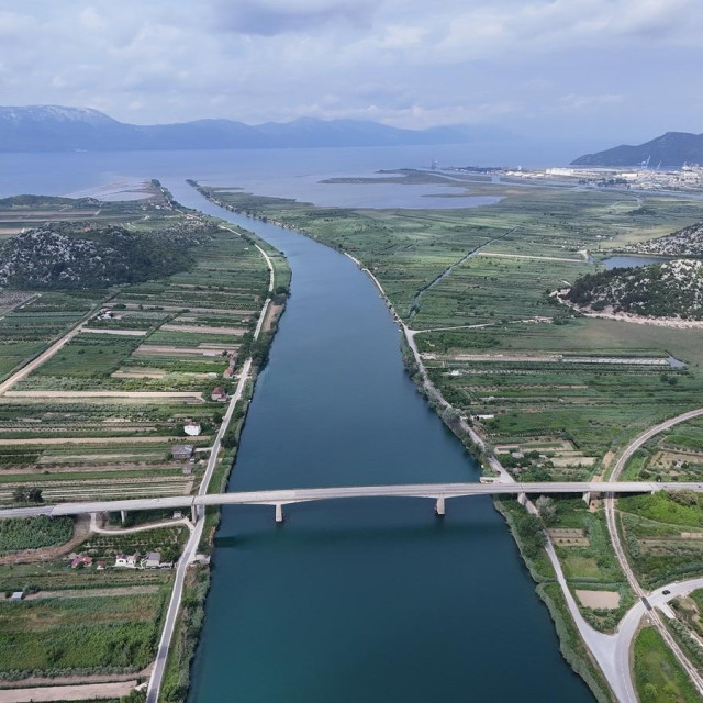 <p>Gradi se vodoopskrbni cjevovod i elektro mreža na lijevoj obali Neretve &ndash; investicija vrijedna 2,2 milijuna eura</p>