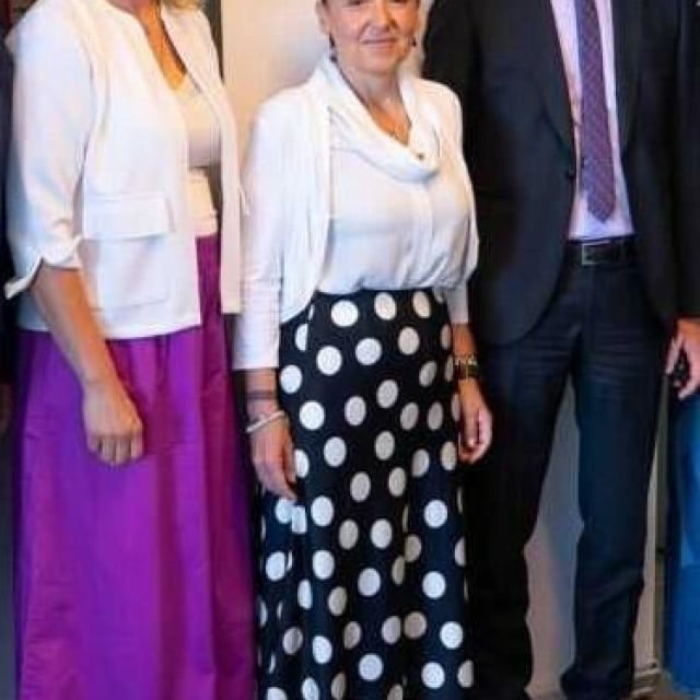 <p>Bračni par Dolić i ministrica zdravstva Irena Hrstić (u sredini)</p>