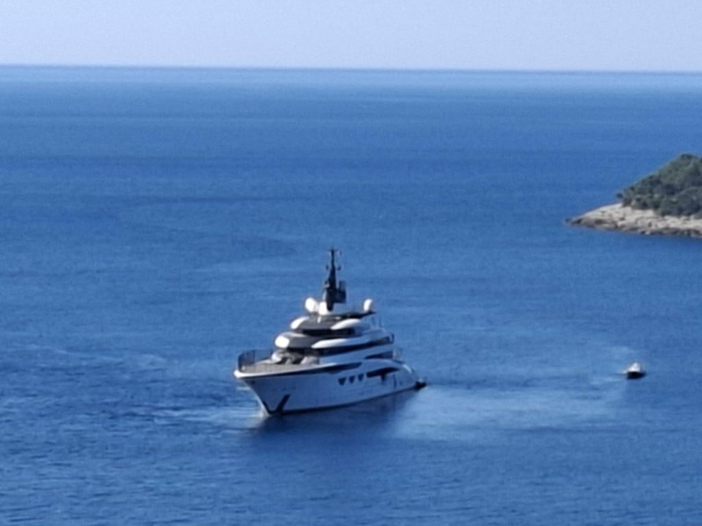 <p>Jahta Ahpo pred Dubrovnikom</p>