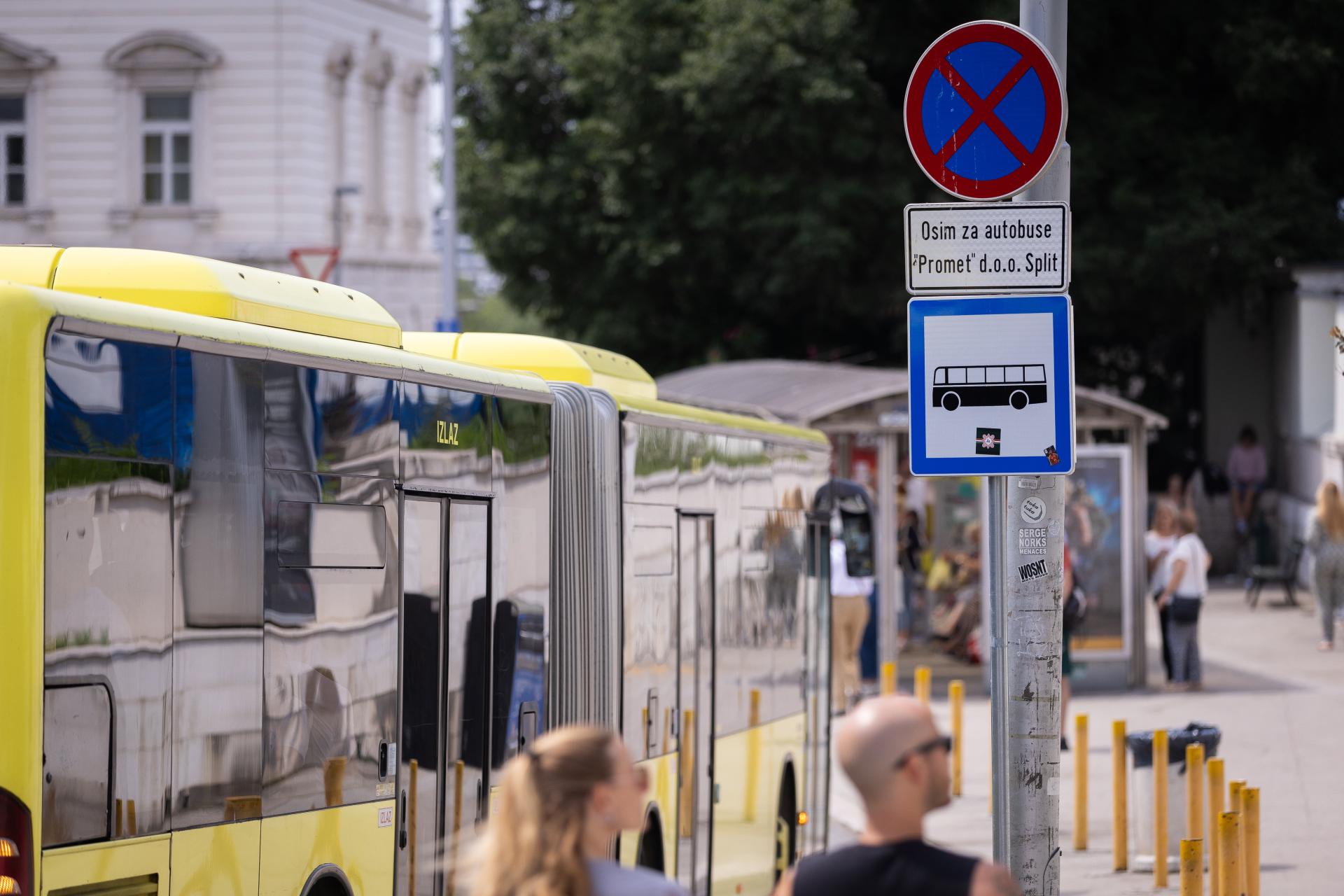 Prekardašio! Je li ovo za otkaz? Pogledajte što vozač autobusa u Splitu radi dok vozi putnike: ‘Ovo je užas!‘