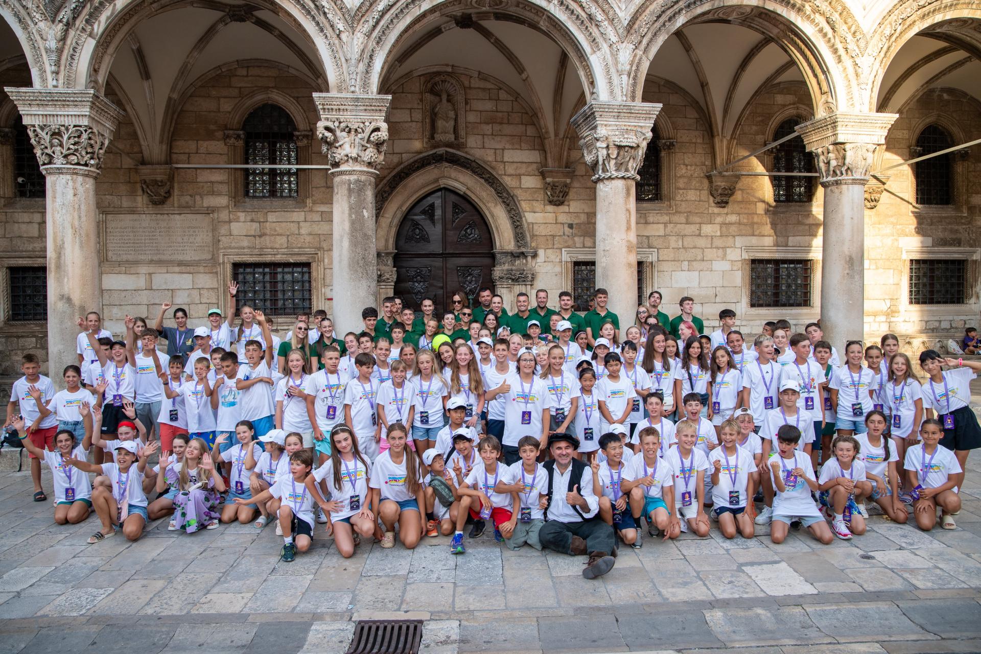 Grad u znaku tenisa. Kids‘ Day okupio mlade tenisače iz cijelog svijeta, zaigralo se ispred Kneževa dvora