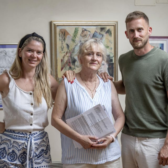 <p>Ruža Salapić iz Ka&scaron;tela je te&scaron;ko bolesna i s izrazito niskim primanjima, ali sretna jer uživa snažnu podr&scaron;ku obitelji. Na slici: Ružina kći Anđela i sin Hrvoje</p>