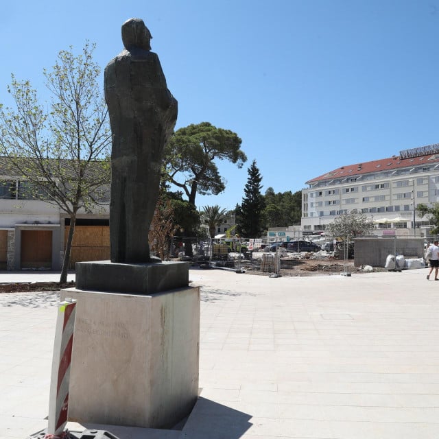 <p>Tuđmanov spomenik je u ranim jutranjim satima premje&scaron;ten 50-ak metara bliže glavnom ulazu na Pe&scaron;keru s gradske rive pa gleda ravno na &lsquo;&lsquo;Arbun&lsquo;&lsquo;</p>