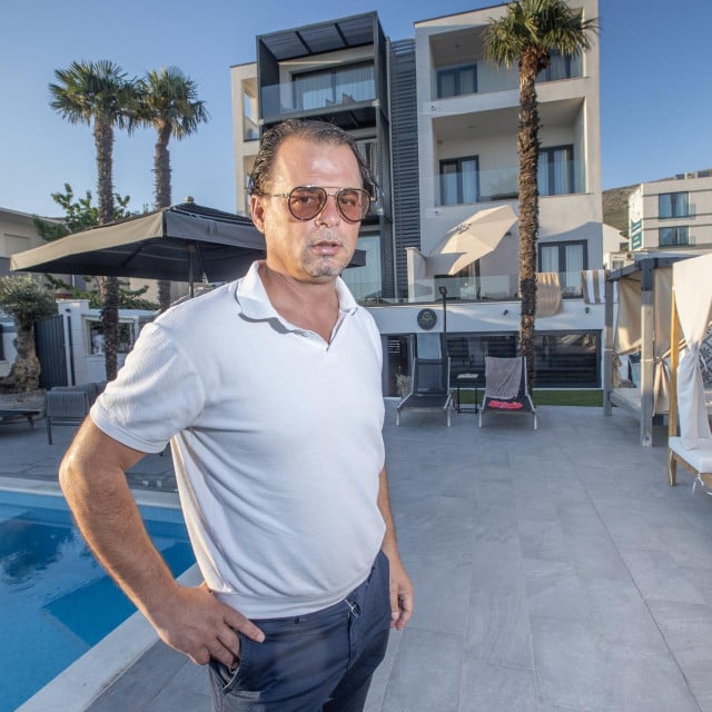 <p>Nenad Nino Božiković ispred svog beach hotela &lsquo;Božikovina&lsquo; u Podstrani</p>