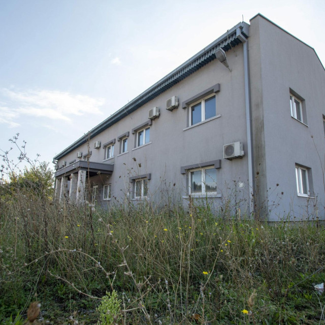 <p>Upravna zgrada bivse tvornice obloga kocnica te brtvenih i izolacijskih proizvoda od azbesta Plobest</p>