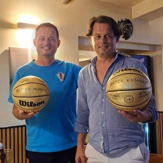 <p>Nenad i Mladen Božiković su jednojajčani blizanci. Mladen je par minuta stariji</p>