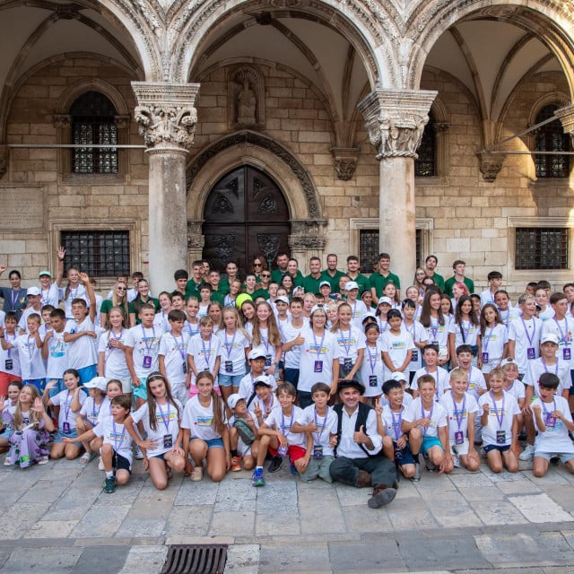 <p>Dubrovnik, 080726.<br>
Ispred Knezevog dvora odrzava se Kids day u sklopu teniskog turnira Dub Bowl.<br>