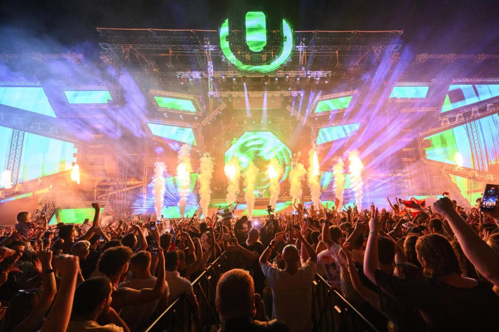<p>Ultra Europe Split<br>
&nbsp;</p>