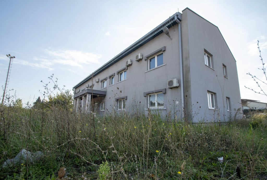 <p>Upravna zgrada bivse tvornice obloga kocnica te brtvenih i izolacijskih proizvoda od azbesta Plobest</p>