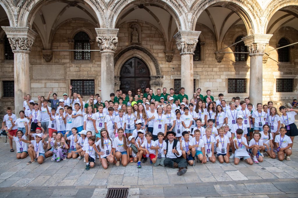 <p>Dubrovnik, 080726.<br>
Ispred Knezevog dvora odrzava se Kids day u sklopu teniskog turnira Dub Bowl.<br>