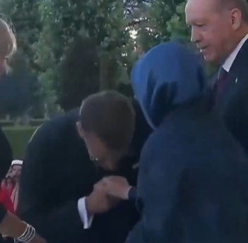 VIDEO Ajme koja neugoda! Macron krenuo poljubiti ruku turskoj prvoj dami, jasno mu je dala do znanja što znači ‘ne‘
