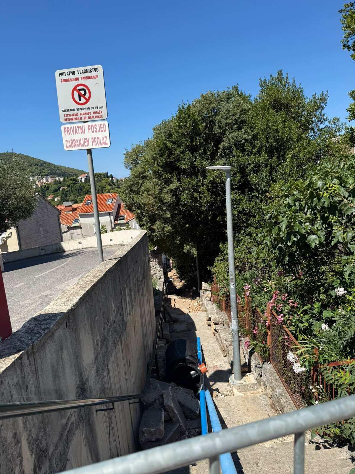 Kad se u maloj gruškoj ulici ‘rastegnu‘ radovi, a do kuće se može samo preko drvenih štica...