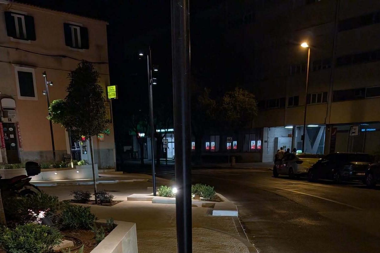 Jedan rasvjetni stup u Šibeniku postao zvijezda na mreži. Ne čudi nas, a komentari su show: Kad pijan sjedneš na zid...