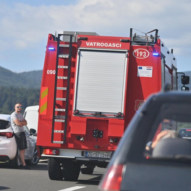 <p>Modrus,030823.<br>
Zbog pozara na vozilu prekinut je promet na autocesti A1 Zagreb-Ploce-Karamatici izmedju cvorova Ogulin i Brinje u smjeru Dubrovnika.<br>