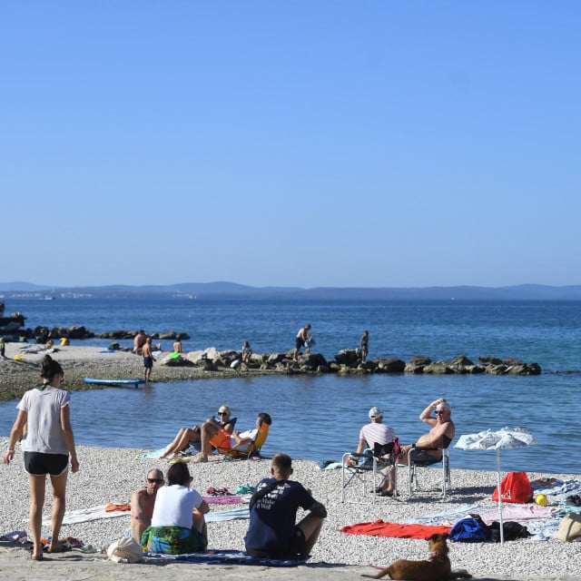 <p>Turisti na zadarskoj plazi Borik uzivaju u lijepom vremenu.</p>