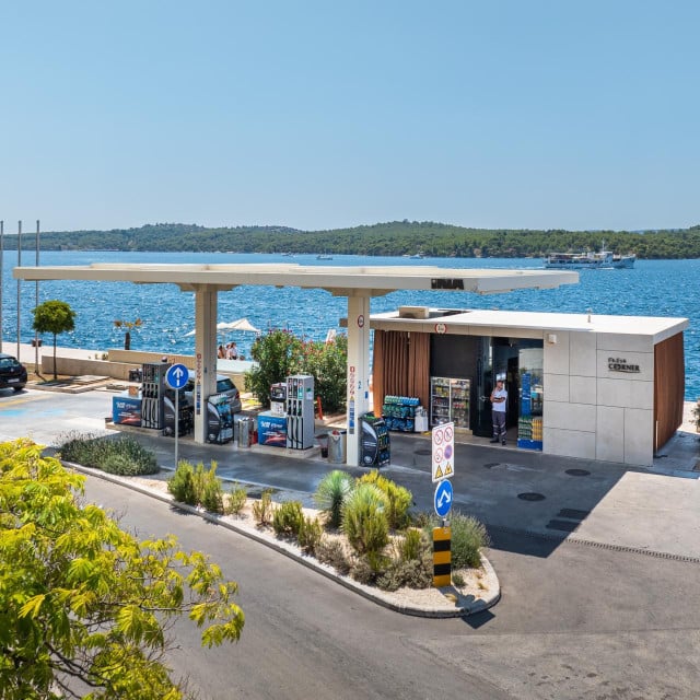 <p>Benzinska postaja INA &Scaron;ibenik obala</p>