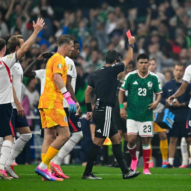 <p>Australian referee Alireza Faghani shows a red card to England&lsquo;s defender #26 Jarell Quansah during the 2026 World Cup round of 16 football match between Mexico and England at the Mexico City Stadium in Mexico City on July 5, 2026. (Photo by Yuri CORTEZ/AFP)</p>