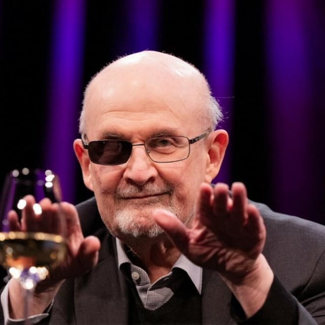 <p>Salman Rushdie&nbsp;je 2022. godine tijekom javnog nastupa u New Yorku vi&scaron;e puta izboden nožem. U napadu je izgubio vid na jedno oko, ali i dalje zagovara pravo na slobodu govora</p>