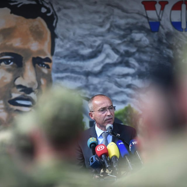 <p>Damir Krstičević ispred murala Marka Babića</p>