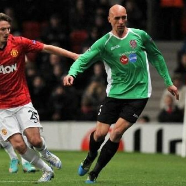 <p>Cluj&lsquo;s Romanian midfielder Gabriel Muresan (R) vies with Manchester United&lsquo;s English midfielder Nick Powell during the UEFA Champions League group H football match between Manchester United and CFR Cluj-Napoca at Old Trafford in Manchester, north-west England, on December 5, 2012. AFP PHOTO/PAUL ELLIS (Photo by ANDREW YATES and PAUL ELLIS/AFP)</p>