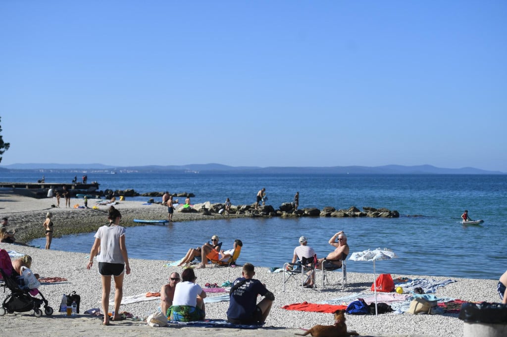 <p>Turisti na zadarskoj plazi Borik uzivaju u lijepom vremenu.</p>