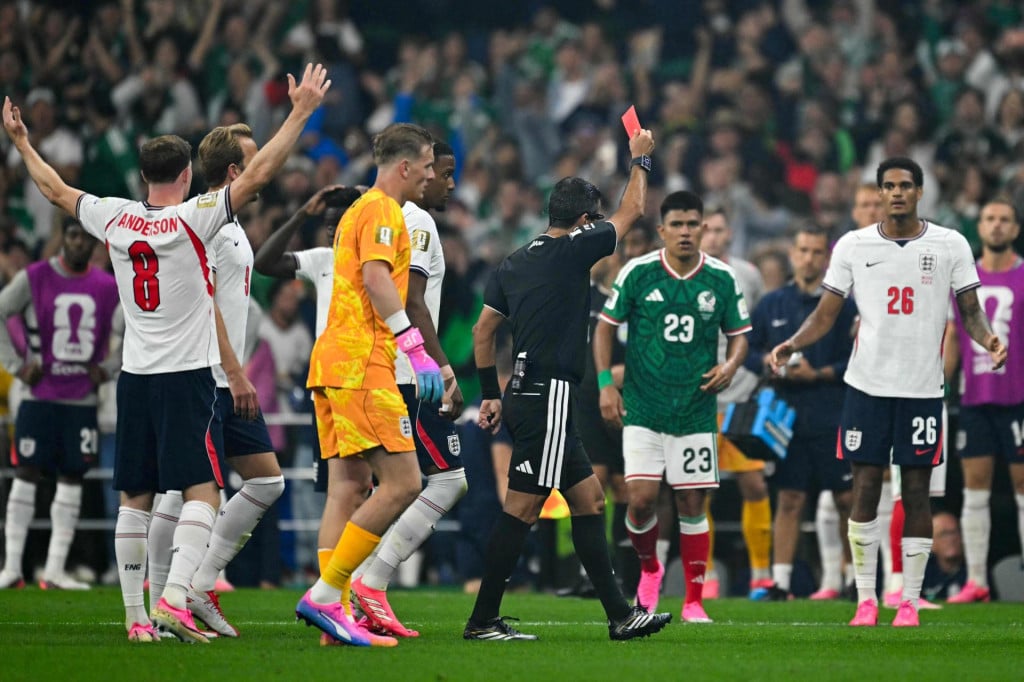 <p>Australian referee Alireza Faghani shows a red card to England&lsquo;s defender #26 Jarell Quansah during the 2026 World Cup round of 16 football match between Mexico and England at the Mexico City Stadium in Mexico City on July 5, 2026. (Photo by Yuri CORTEZ/AFP)</p>