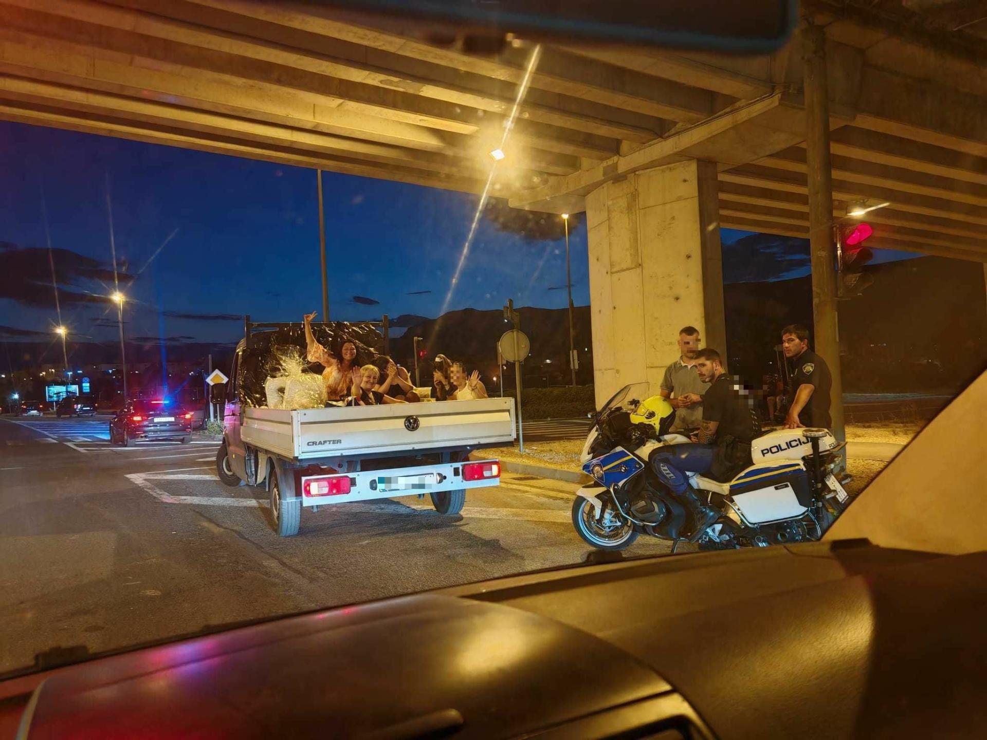 Djevojke išle ‘u dotu‘, zaustavila ih policija! Ma pogledajte kako su krenule do mladoženje, sve će vam biti jasnije...